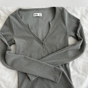 hollister greenish grey ribbed henley top